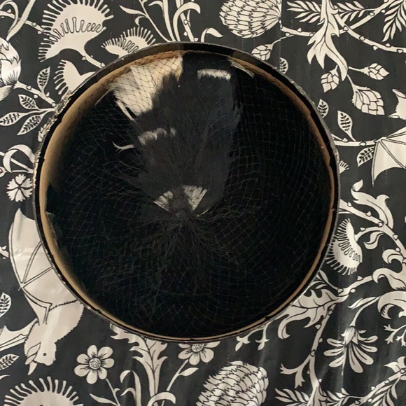 Vintage 1950s velvet pillbox hat w/ veil & hatbox - Picture 6 of 8